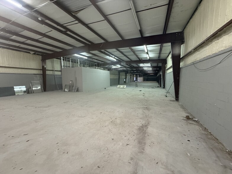 More Photos Of 7725 N Orange Blossom Trl, Orlando Warehouse For Sale