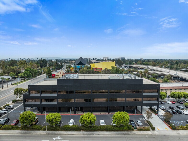 More Photos Of 2670 N Main St, Santa Ana Office For Lease