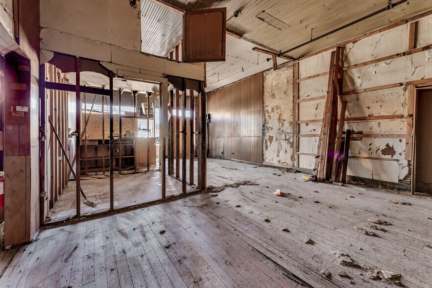 More Photos Of 504 W Commercial St, Springfield Storefront Retail Office For Sale