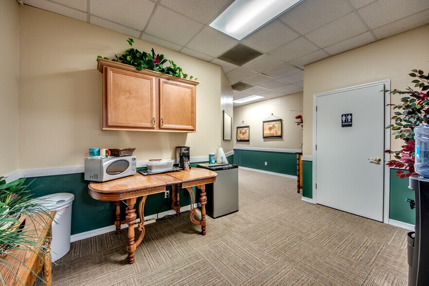 More Photos Of 4426 SE 16th Pl, Cape Coral Office For Lease