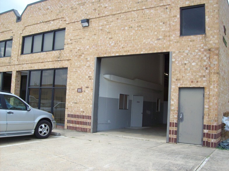 More Photos Of 112 Oakgrove Rd, Dulles Town Center Warehouse For Sale
