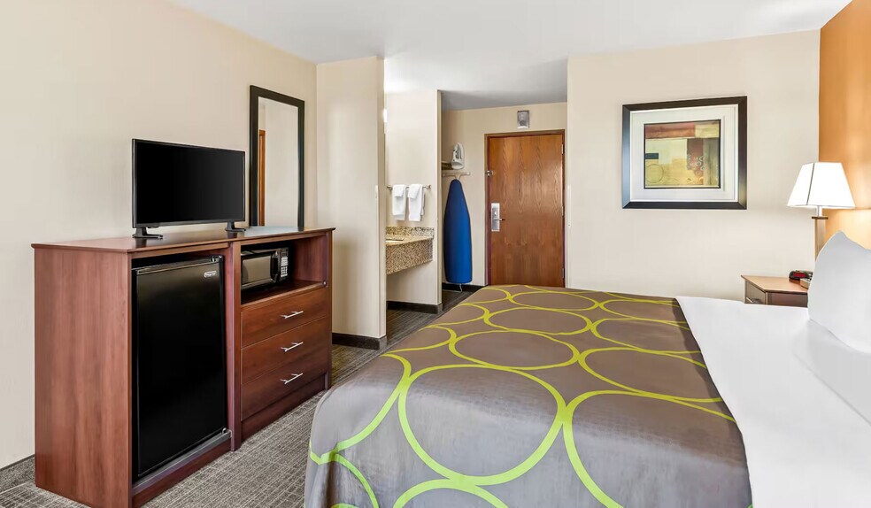More Photos Of 910 S Sylvania Ave, Sturtevant Hotel For Sale