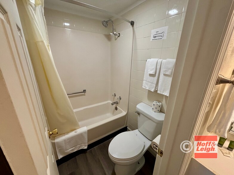 More Photos Of 2149 E Gill Rd, Port Clinton Hotel For Sale