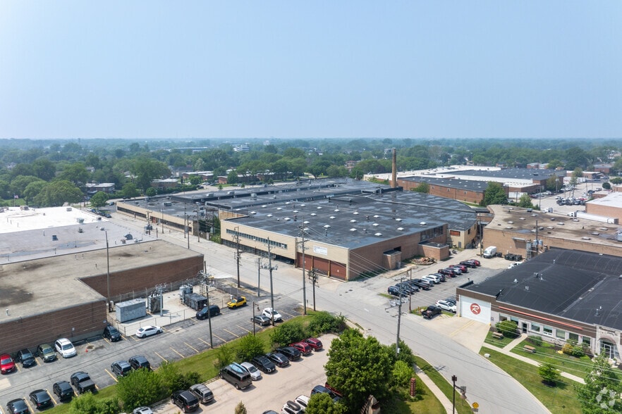 More Photos Of 3600-3690 W Pratt Ave, Lincolnwood Manufacturing For Lease