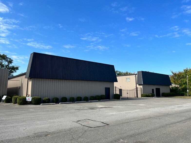More Photos Of 1712 Brick Kiln Ln, Louisville Flex For Lease