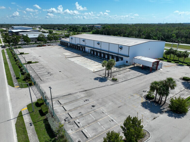 More Photos Of 3843 Ironbridge Blvd, Fort Myers Distribution For Lease