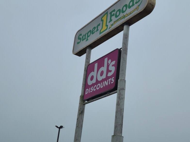 More Photos Of 215 W Willow St, Lafayette Storefront For Lease