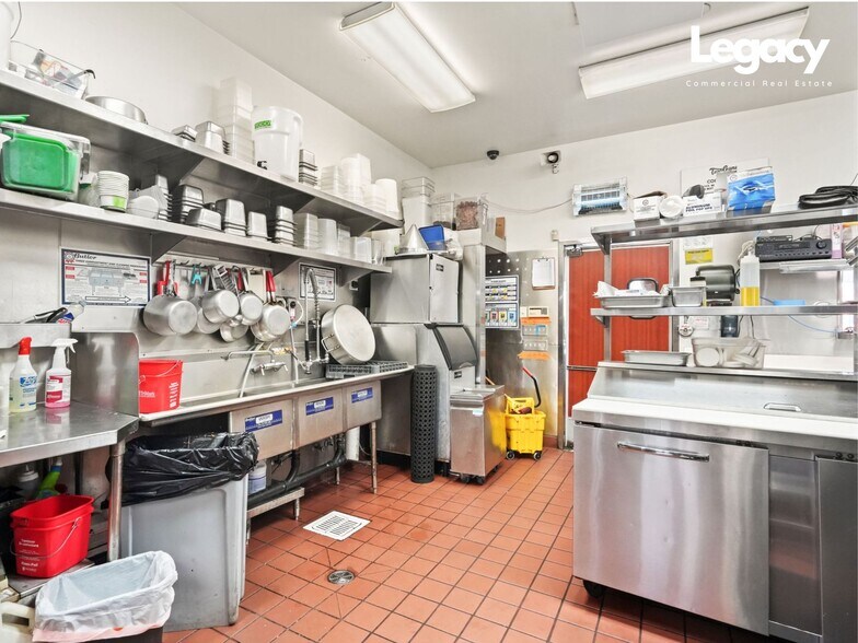 More Photos Of 321-323 Main St, El Segundo Storefront For Lease