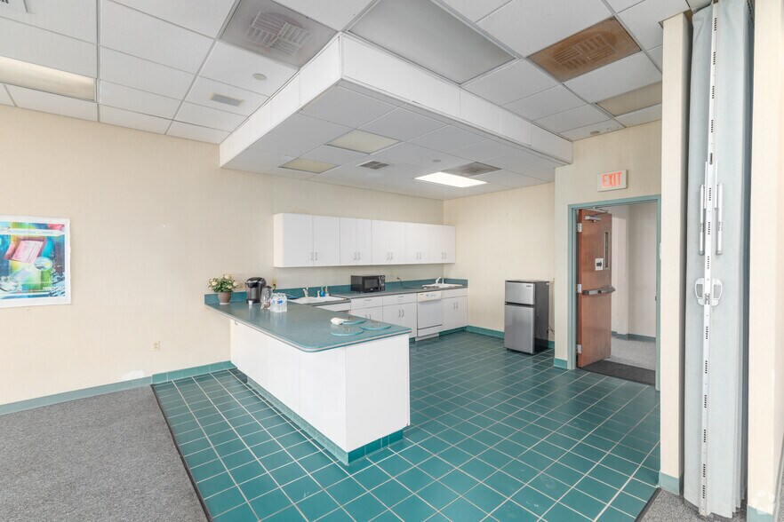 More Photos Of 47 Commerce Dr, Cranbury Light Distribution For Sale