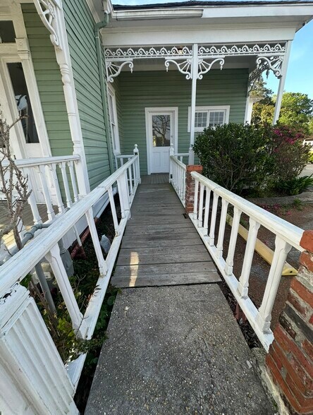 More Photos Of 987 Howard Ave, Biloxi Office For Lease