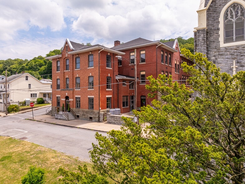 More Photos Of 124 E Abbott St, Lansford Specialty For Sale