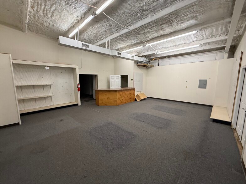More Photos Of 1601 Spring Dr, Opelika Showroom For Lease