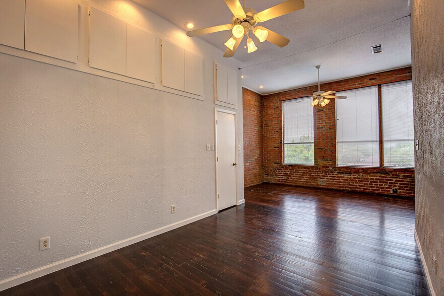 More Photos Of 1213 Washington St, Commerce Storefront Retail Office For Sale