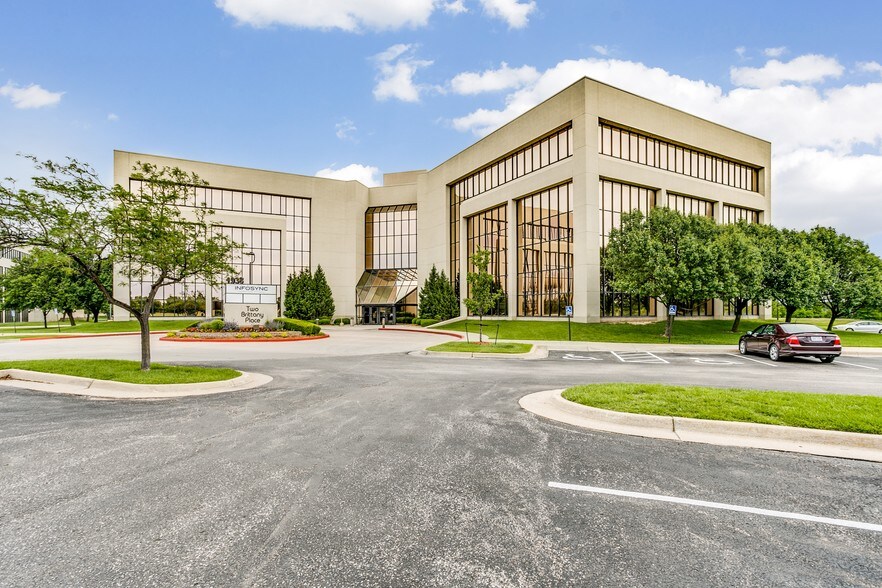 More Photos Of 2024 N Woodlawn St, Wichita Office For Lease