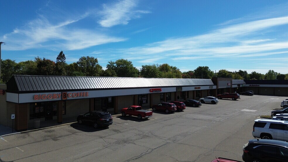 More Photos Of 727-817 N State Rd, Davison Unknown For Lease