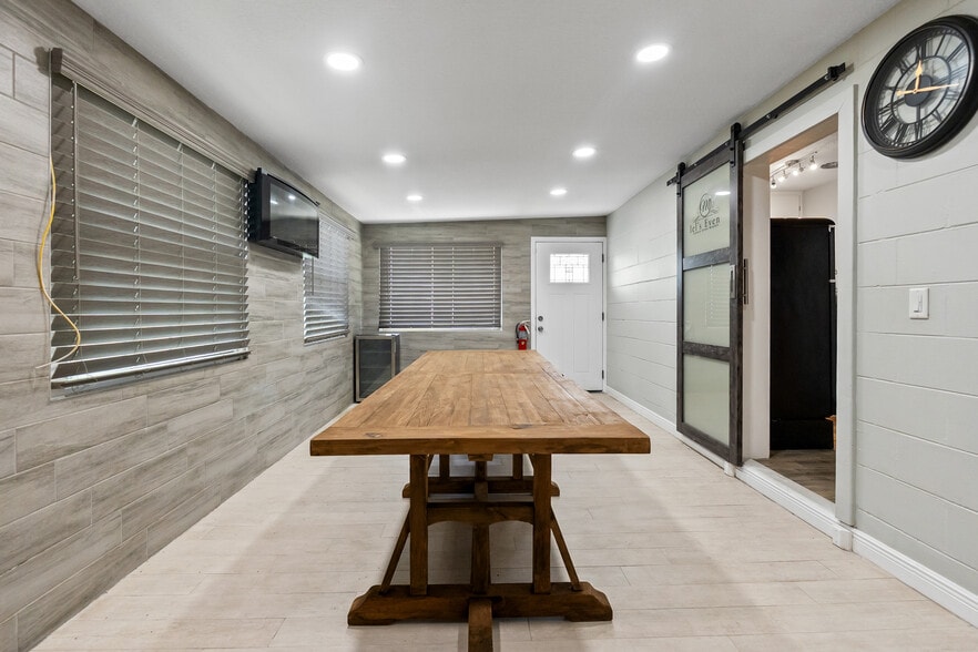 More Photos Of 5424 Edgewater Dr, Orlando Flex For Lease