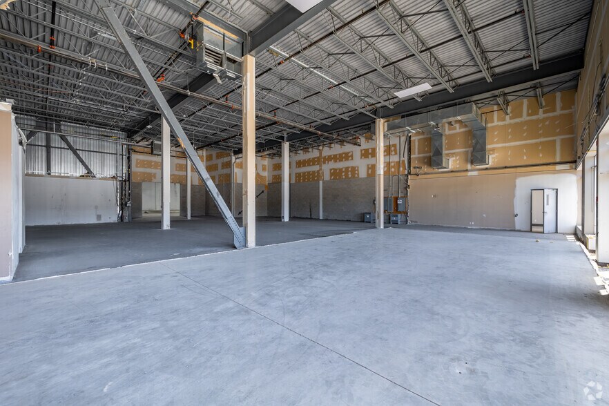 More Photos Of 9175-9225 Boul Langelier, Montréal Warehouse For Lease
