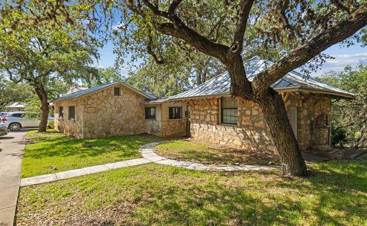 More Photos Of 316 W Highland Dr, Boerne Office For Sale