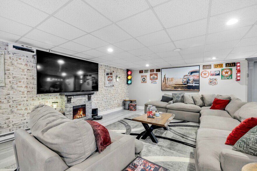 More Photos Of 300 Riverside Ave, Bristol Manufacturing For Sale