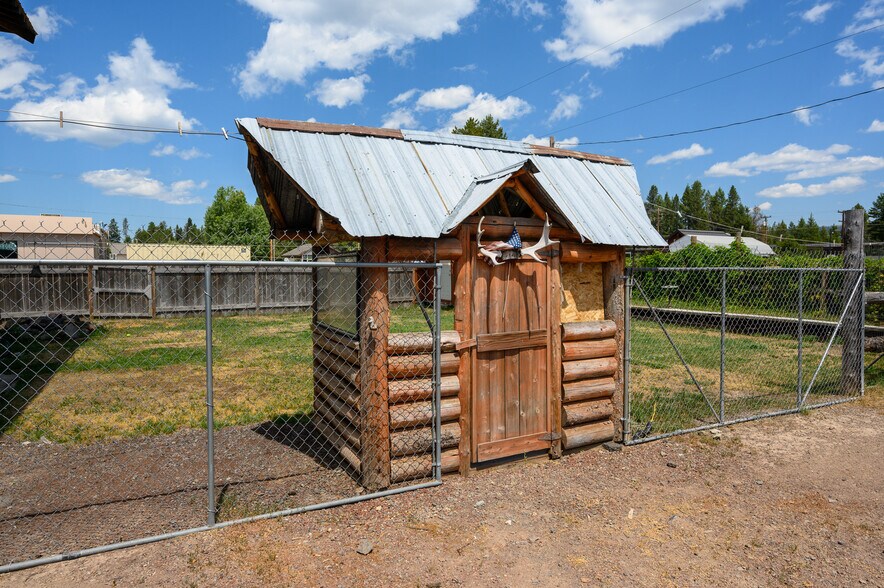More Photos Of 109455 Highway 97 N, Chemult Hotel For Sale