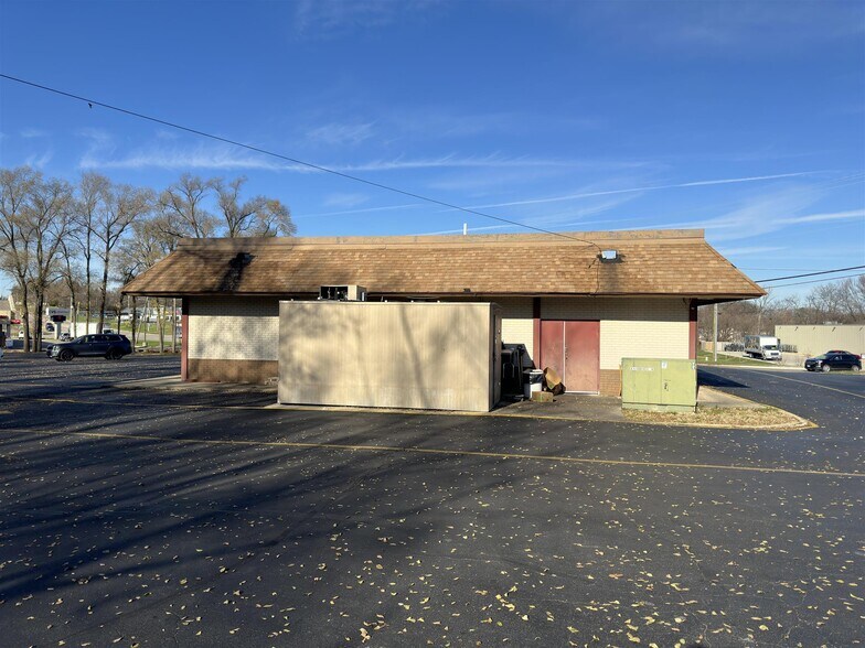 More Photos Of 1427 W Galena Ave, Freeport Freestanding For Sale