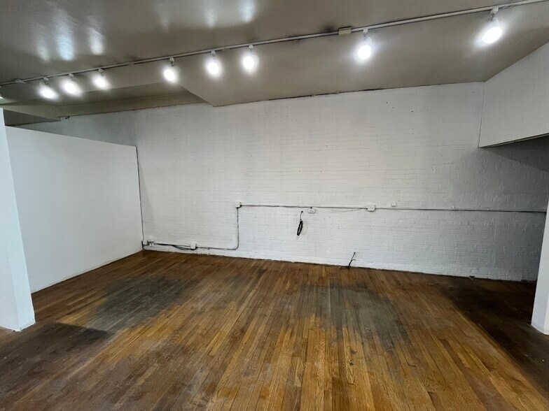 More Photos Of 2641 N Clybourn Ave, Chicago Storefront Retail Office For Lease