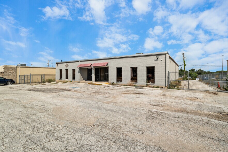 Primary Photo Of 10854 Vandale St, San Antonio Flex For Sale