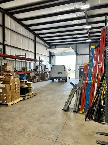 More Photos Of 320 NE 39th Ter, Oklahoma City Flex For Lease