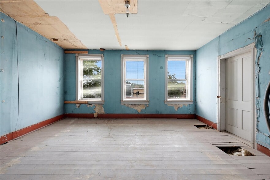 More Photos Of 48 W Boscawen St, Winchester Storefront Retail Office For Sale