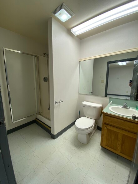 More Photos Of 4770 Washington Blvd, Beaumont Light Distribution For Lease