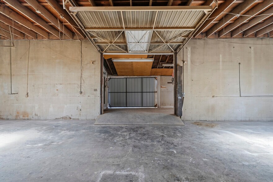 More Photos Of 14222-14226 Aetna St, Van Nuys Warehouse For Lease