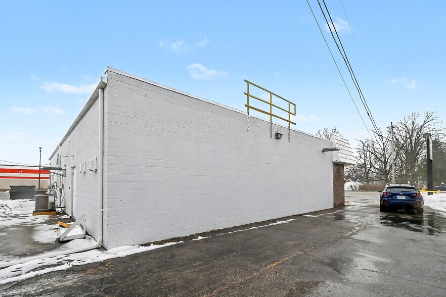 More Photos Of 306 S Cedar St, Mason Freestanding For Lease