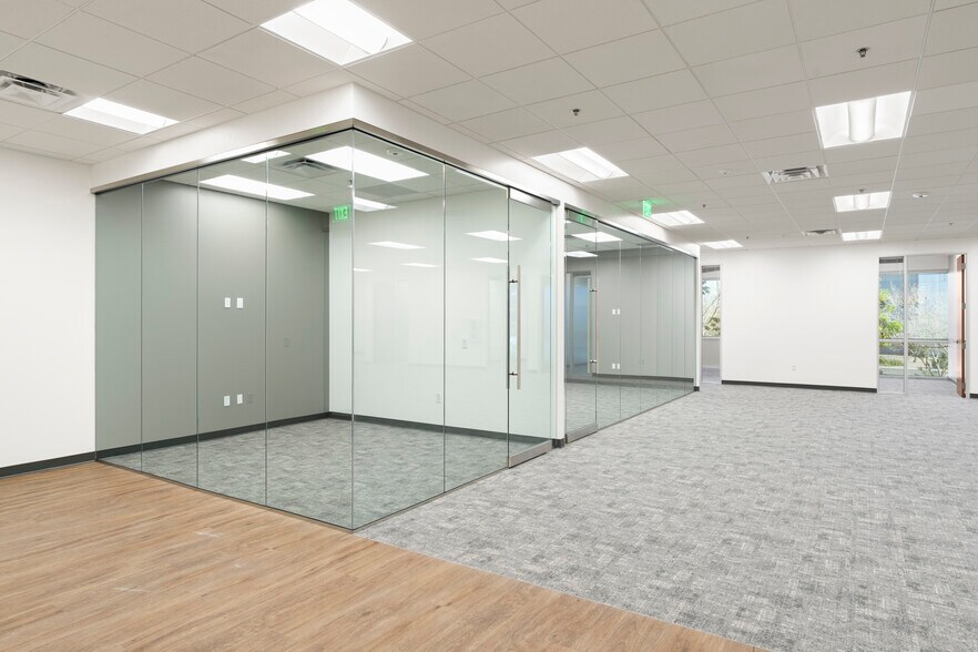 More Photos Of 5651 W Talavi Blvd, Glendale Office For Lease