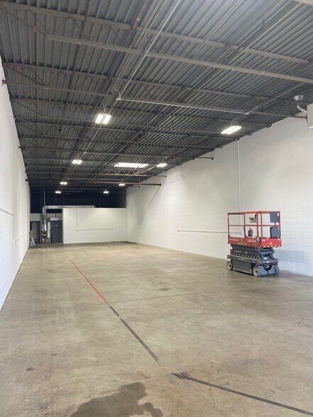 More Photos Of 1421-1431 Armour Blvd, Mundelein Warehouse For Lease