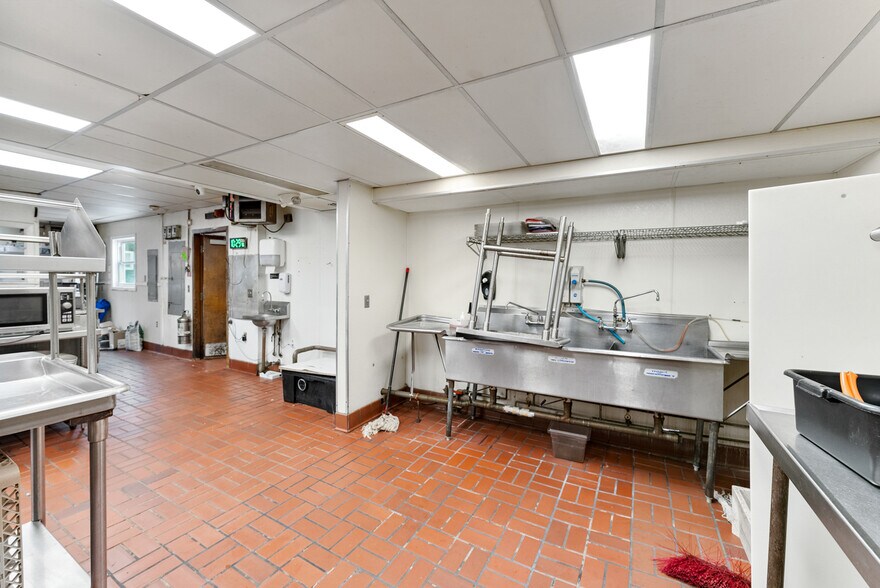 More Photos Of 135 Cooper St, Agawam Specialty For Sale