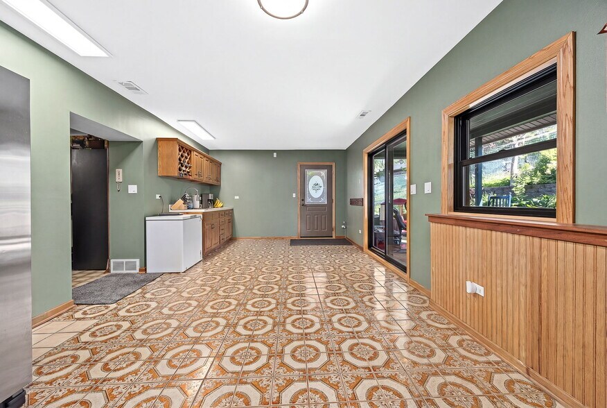 More Photos Of 12820 Main St, Lemont Showroom For Sale