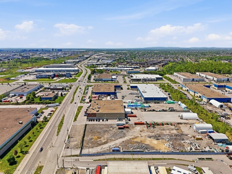 More Photos Of 1233-1241 Dagenais O O, Laval Manufacturing For Lease