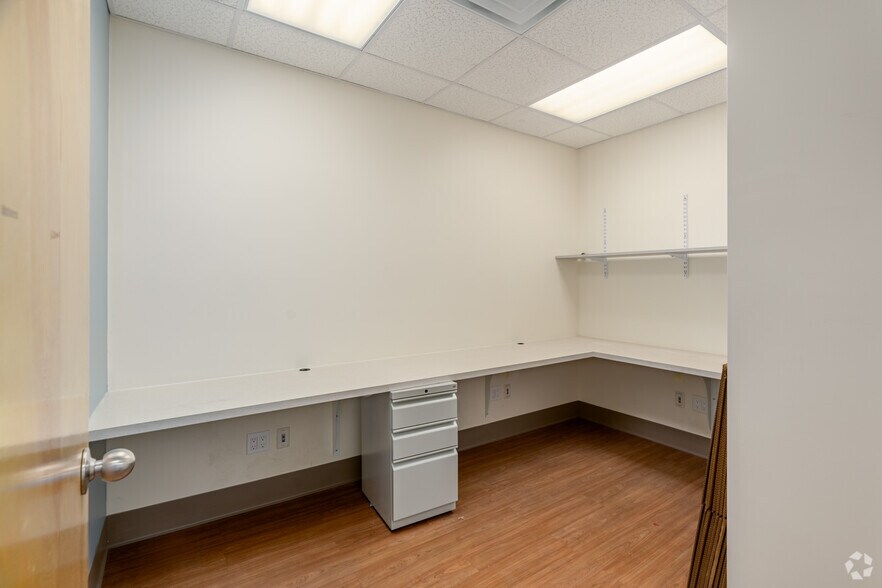 More Photos Of 211-20 Union Tpke, Oakland Gardens Storefront Retail Office For Lease