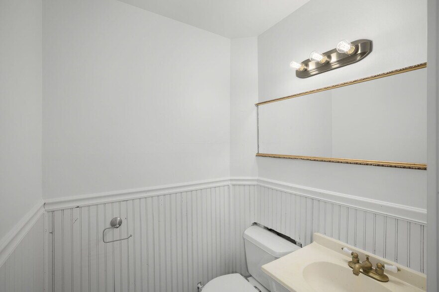 More Photos Of 7025-7027 SW Macadam Ave, Portland Warehouse For Lease