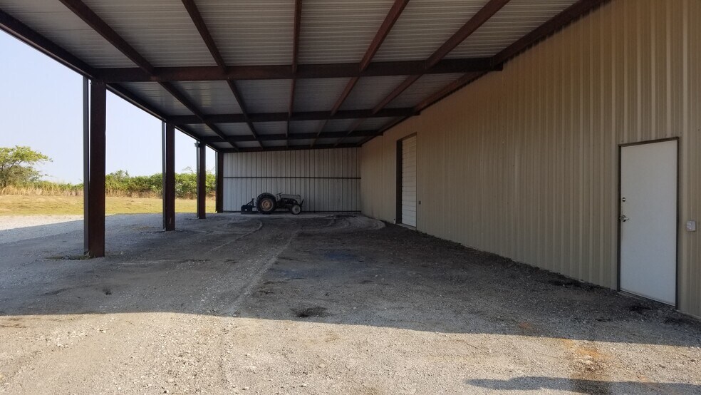 More Photos Of 3701 US Highway 81, Marlow Warehouse For Lease