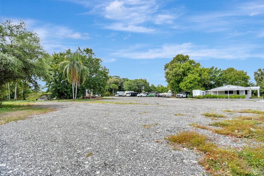 More Photos Of 2160 NW 24th St, Fort Lauderdale Auto Dealership For Sale