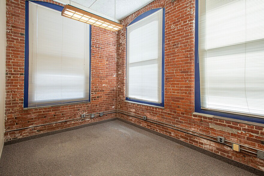 More Photos Of 320 Riverside Dr, Florence Office For Sale