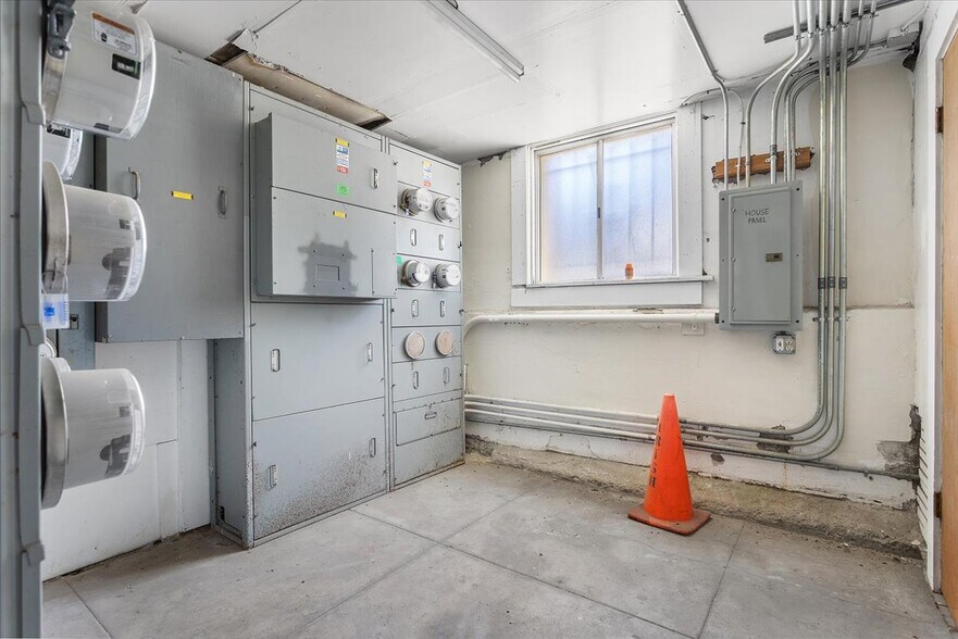 More Photos Of 498 25th St, Oakland Apartments For Sale