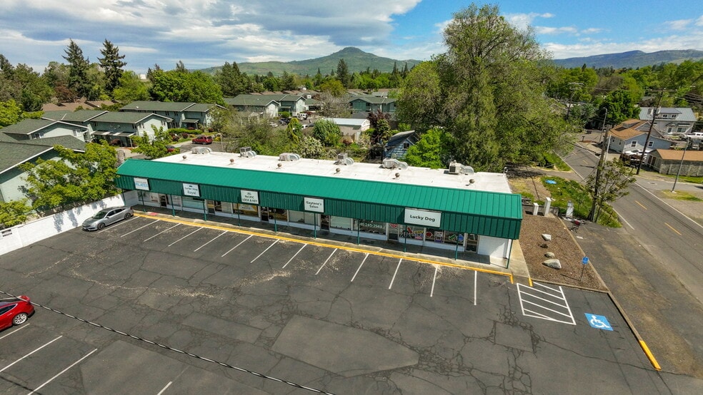 Primary Photo Of 604-628 Crater Lake Ave, Medford Freestanding For Sale