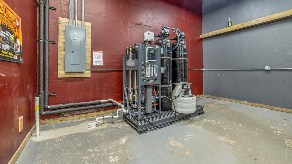 More Photos Of 106 E Smith St, Iron Mountain Distribution For Sale