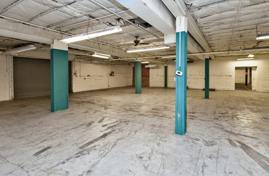 More Photos Of 1017 E 7th St N, Newton Office For Sale