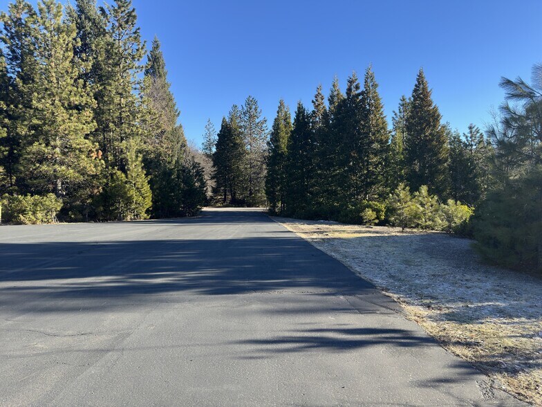 More Photos Of 4015 S Old Stage Rd, Mount Shasta Distribution For Lease