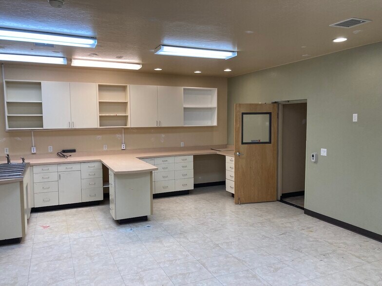 More Photos Of 2245 E State Route 69, Prescott Veterinarian Kennel For Sale