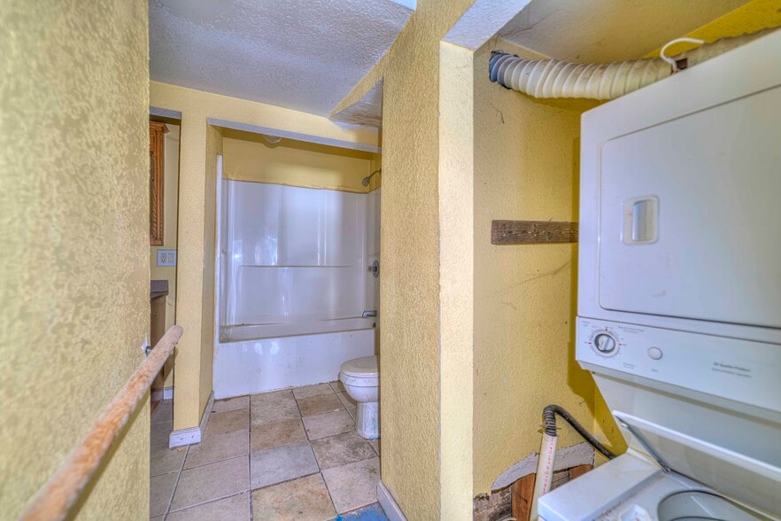 More Photos Of 1011 Lansing Ave, Jackson Storefront For Sale