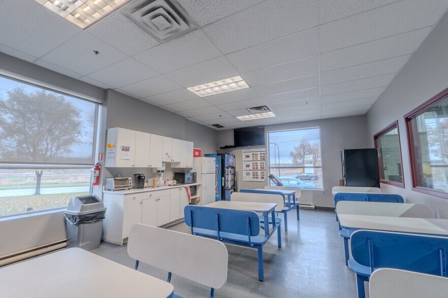 More Photos Of 13150 Boul Métropolitain E, Montréal Distribution For Sale